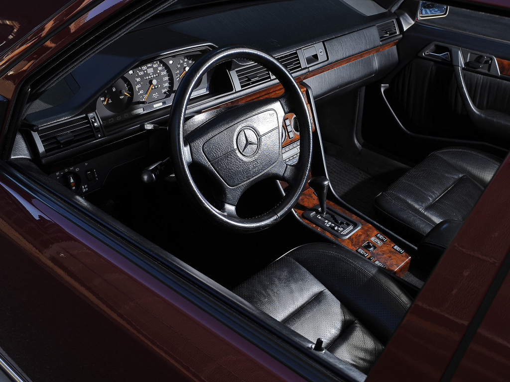 Den ytterst propra, ergonomiska interiören i Mercedes W124 var före sin tid när modellen kom 1985. I 500E råder överdådig lyx. Oerhört välbyggt!