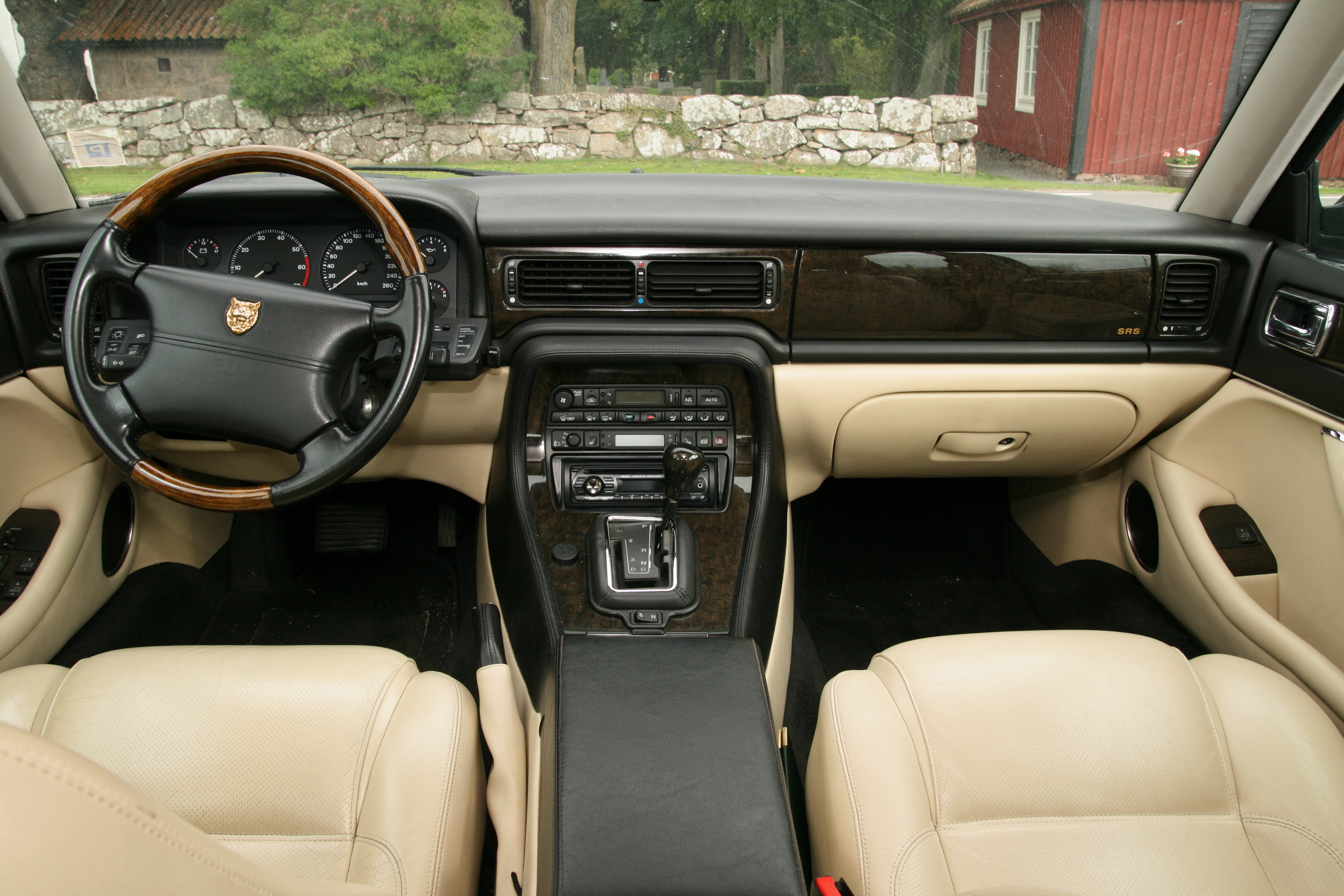 Härlig läderinteriör i Jaguar XJR med en särskild svårdefinierbar Jaguar-känsla. En del plastighet i knappar och reglage. 