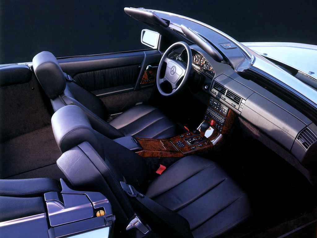 Se den klassiska Mercedes-interiören med strama, föga spännande linjer, utsökt finish och polerat trä på mittkonsolen. Fantastiska stolar för långfärd men R129 ger också rejält med kompakt roadster-känsla.