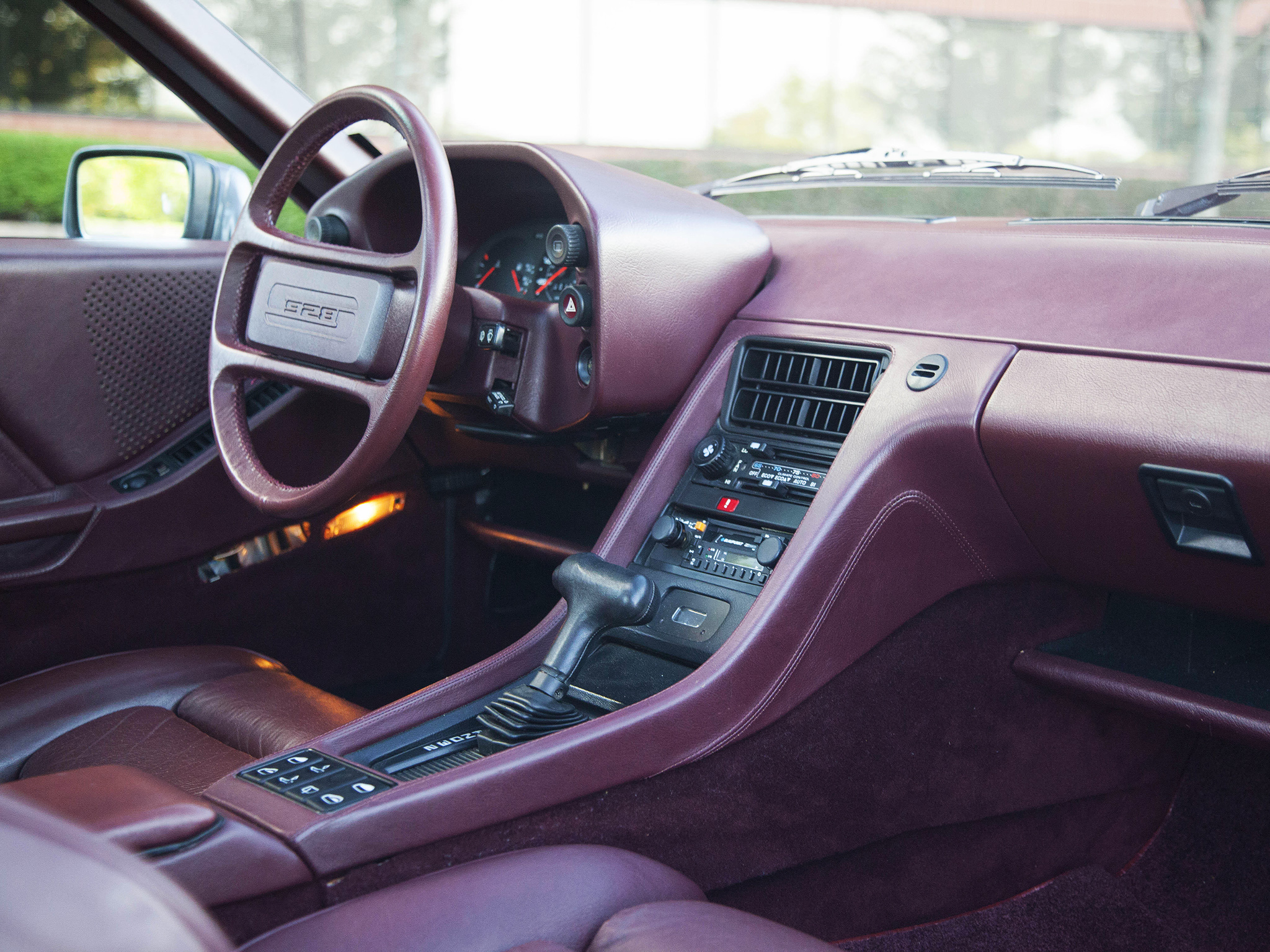 Den enkla, välgjorda och ergonomiska interiören, bilden visar en 928S.