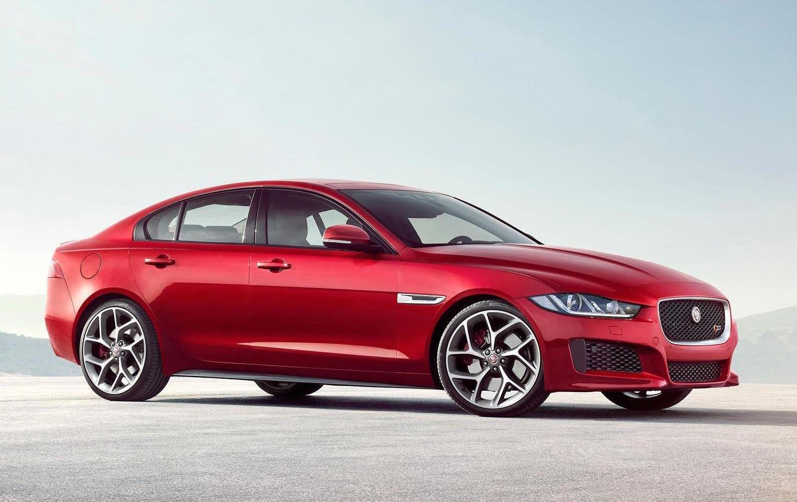 Nya Jaguar XE, en utstuderad sportsedan i mellanklassens premiumsegment och därmed en rak höger mot BMW 3-serie. Här toppmodellen XE S med kompressor-V6 hämtad från de större Jaggorna. Storsäljarna blir dock fyrcylindriga.