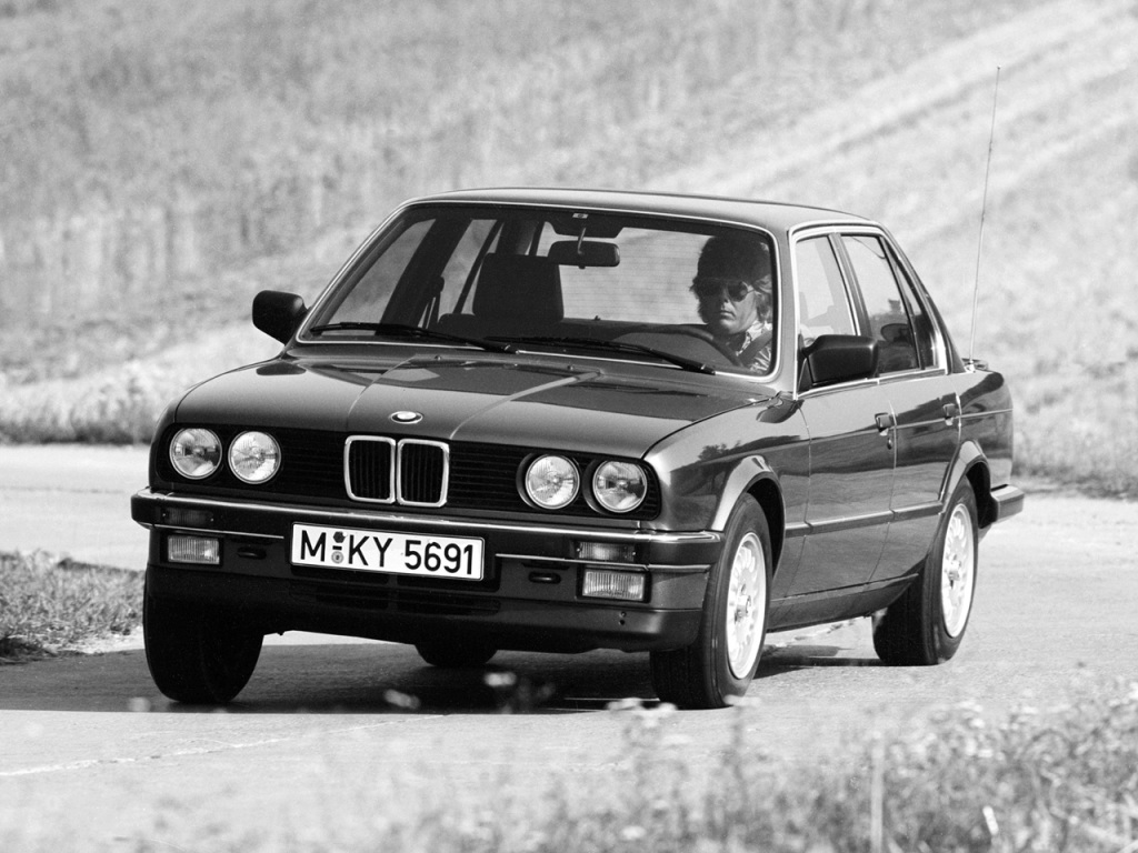 BMW 3-serie E30, här en 325i i full karriär. Kanske personifierar denna generation treans kärnvärden allra bäst!