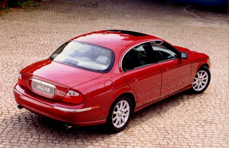 Retroinspirerade S-Type (1998-2007), Jaguars första försök till en mindre och billigare bil än stora XJ med massproduktion som vanliga bilar. Målet var främst att ta kunder från BMW 5-serie.