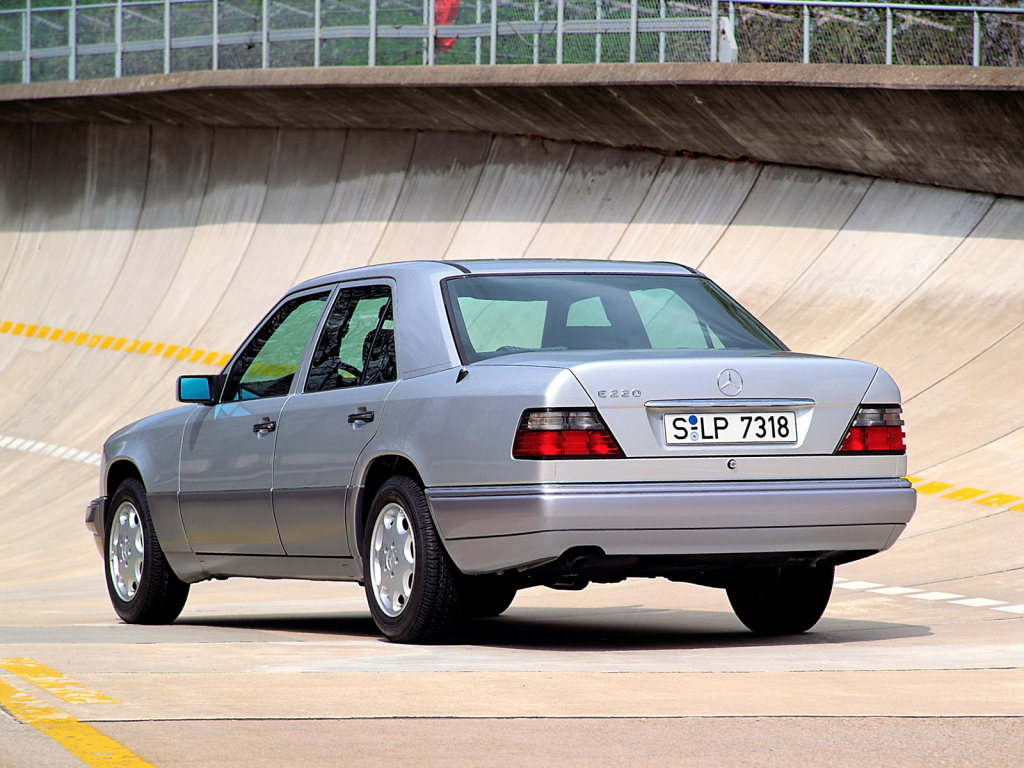 W124 i sitt sista utförande som infördes till -94 års modell. Tydligt moderniserad bakstam och ny nomenklatur. 