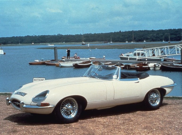 E-Type i sitt första utförande kallat Serie I, här i form av en öppen Roadster. E-Type anses ofta som världens vackraste bil och var bland det coolaste man kunde visa sig i vid början av 1960-talet. Många var de pop- och filmstjärnor som skaffade sig en när det begav sig. Prisvärda, närmast billiga, då. Svindyra idag. 