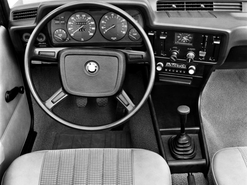 Den tydliga instrumentpanelen har varit stilbildande för alla efterföljande BMW-interiörer. Enkelt, välgjort, ergonomiskt och BMW-klassiskt!