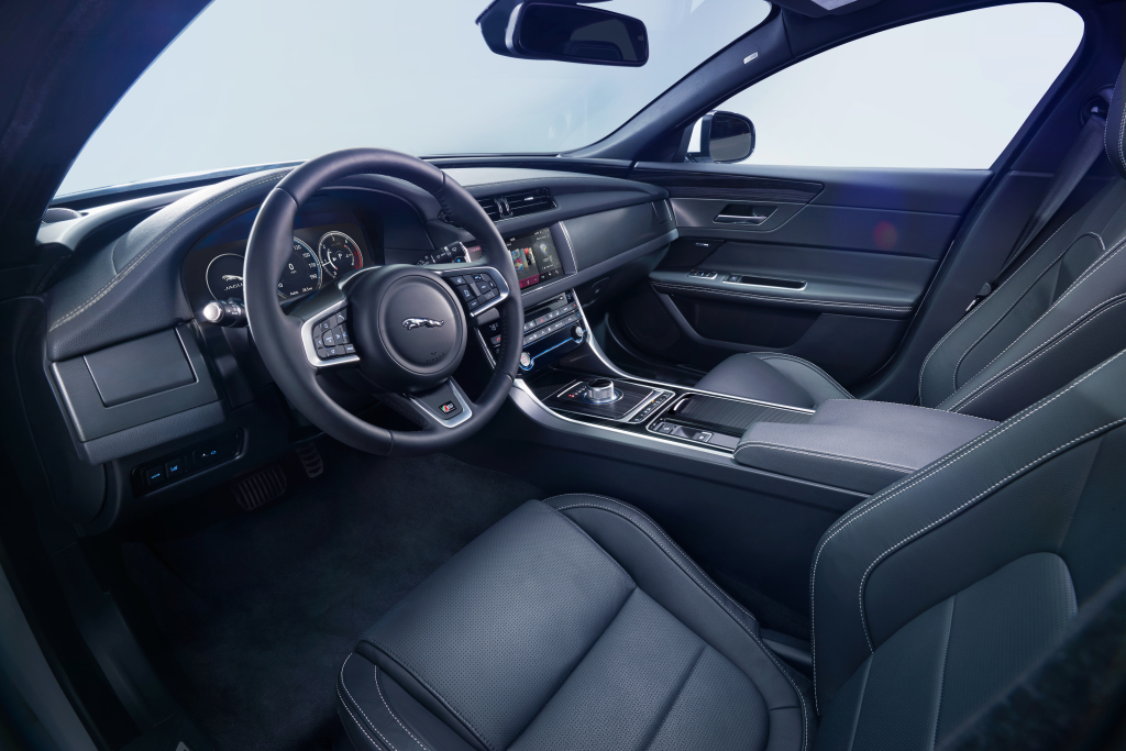 Den moderna interiören i nya XF, fjärran från gamla Jaguarer men en logisk fortsättning på stilen i stora XJ och lilla XE. Nu hänger det på att materialval och sammansättning håller BMW- och Audi-nivå.