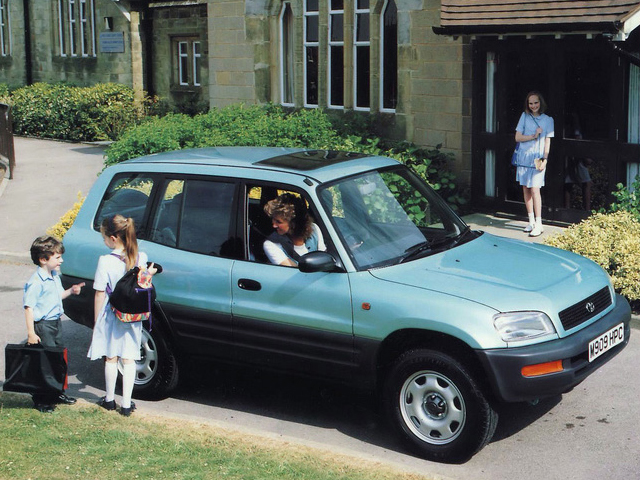 Toyota Rav4 från 1995 var först i klassen med personbilslika SUV:ar och därmed en riktig trendsättare.