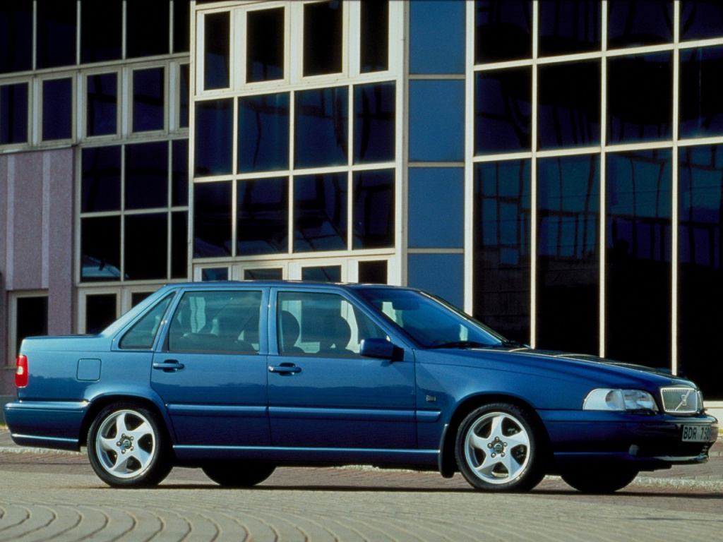 850 fick nytt liv i den kraftigt modifierade S70 från 1998. Nu föddes även den klassiska V70-beteckningen för kombimodellen.