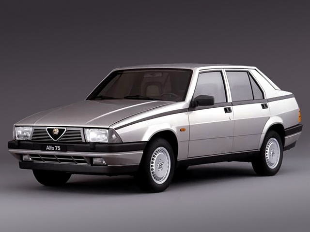 Alfa 75 med premiär 1985. Den tog över Alfettans teknik med de Dion-bakaxel och växellådan bak men fick en betydligt intressantare kilform.