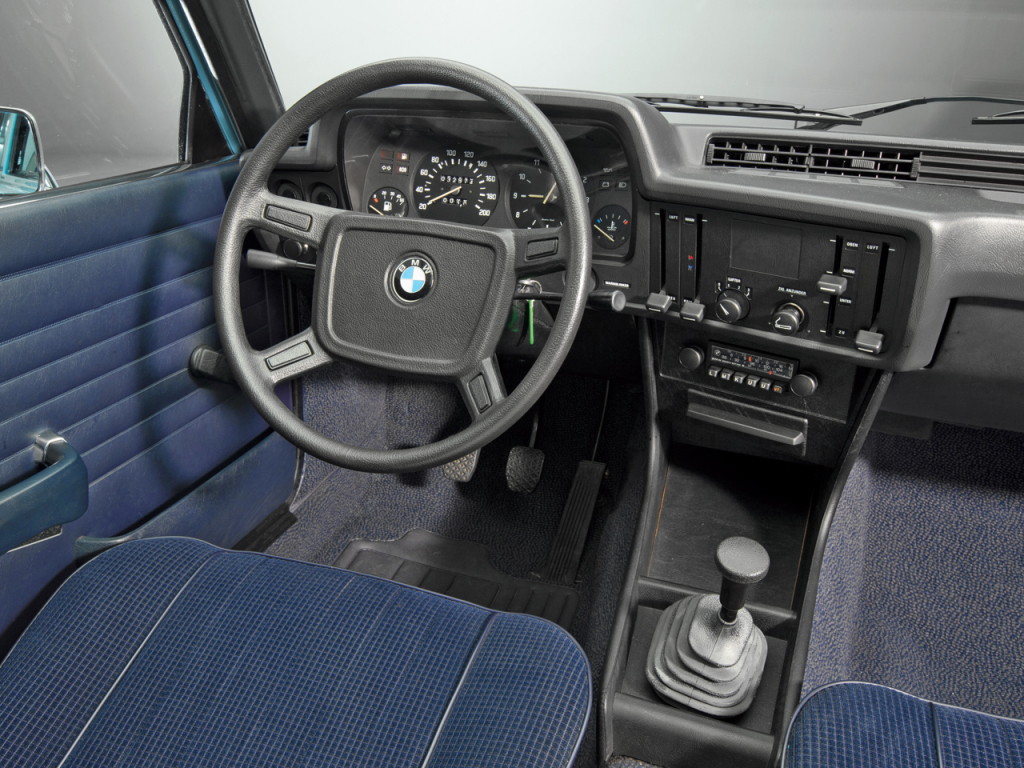 Den närmast överdrivet enkla och tydliga instrumenteringen i första 3-serien, E21 från 1975. Själva sinnebilden för en förarplats i en BMW, nog platsar den på designmuseum? Och därför bör den stå modell för en ny 3:a!