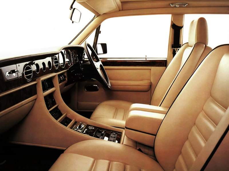 Det utsökta handarbetet i en Bentley Turbo R och en tydligt sportigare miljö än Rolls-syskonen: Skålade säten, treekrad läderratt och varvräknare, men fortfarande rattväxel! 1992 kom modernare golvspak.