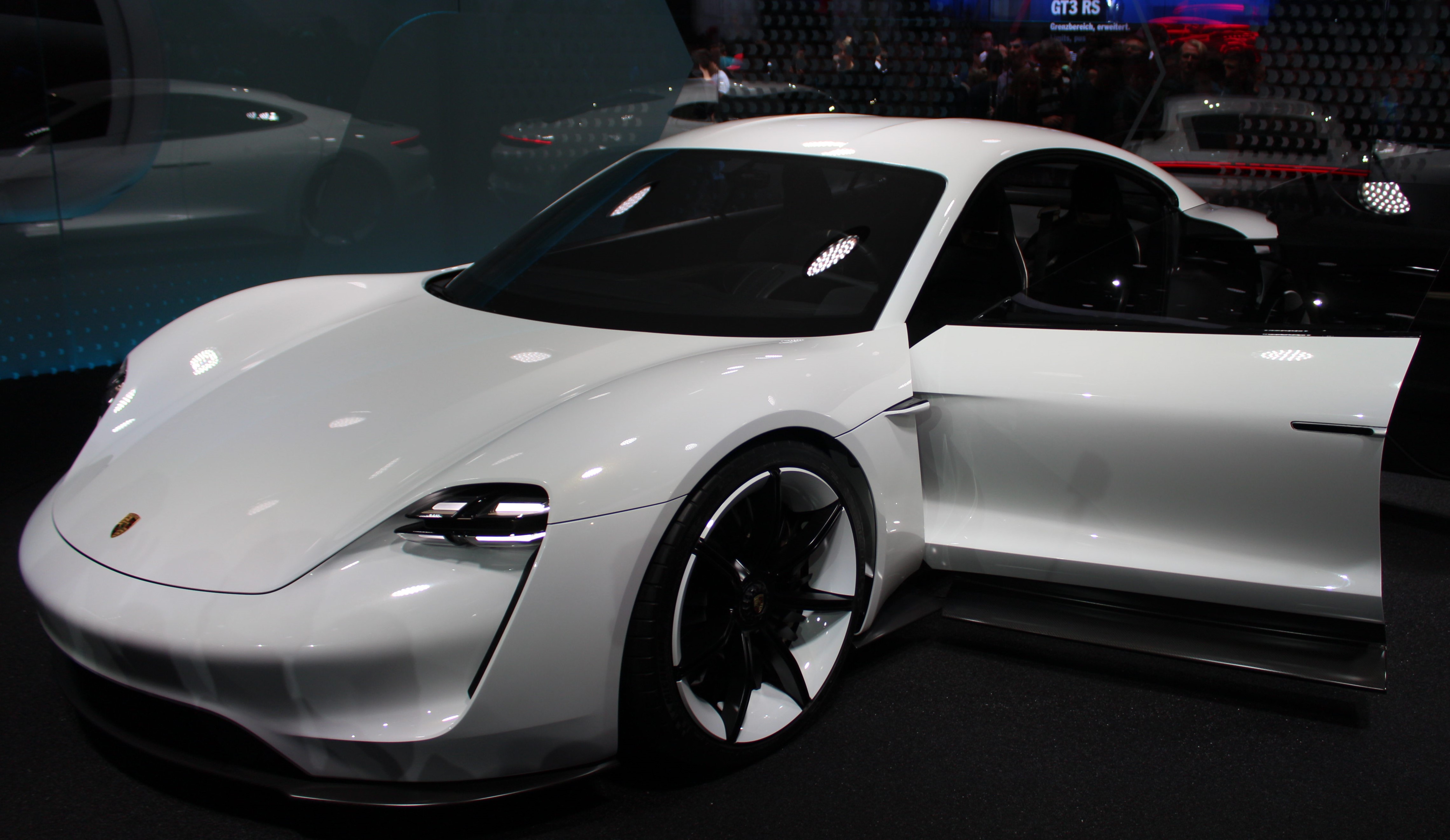 Läckra el-sportsedanen Concept Mission-E lär stå modell för en ny fyradörrarsbil under Panamera och ge en försmak på en framtida designlinje.