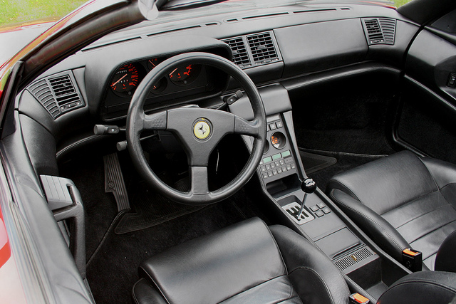 Den snitsiga, välbyggda interiören i Ferrari 348. Fortfarande hade märkets blar den vansinnigt snygga växelkulissen med dess metallpinne och bakelitklot. Hör hemma på designmuseum! 