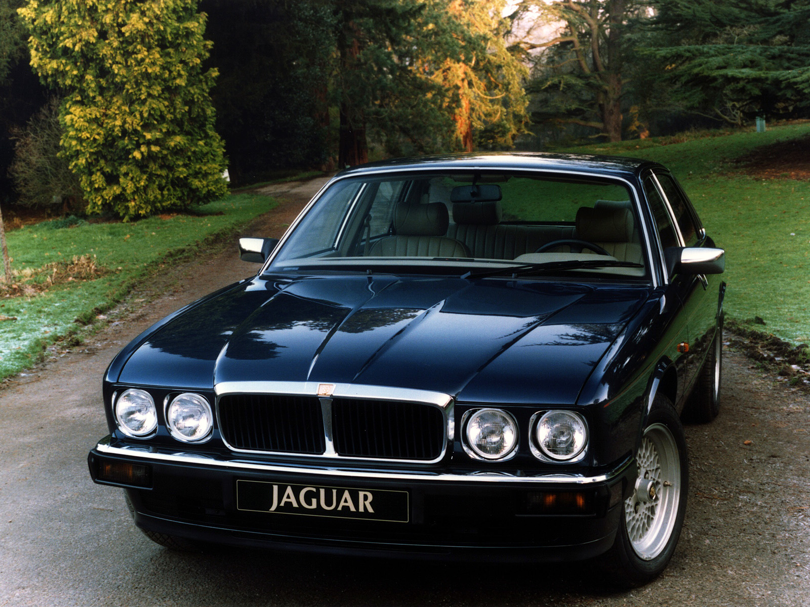 Jaguar XJ12 med de elegant sportiga runda lysena och de ursnygga kryssekerfälgarna. Roar!