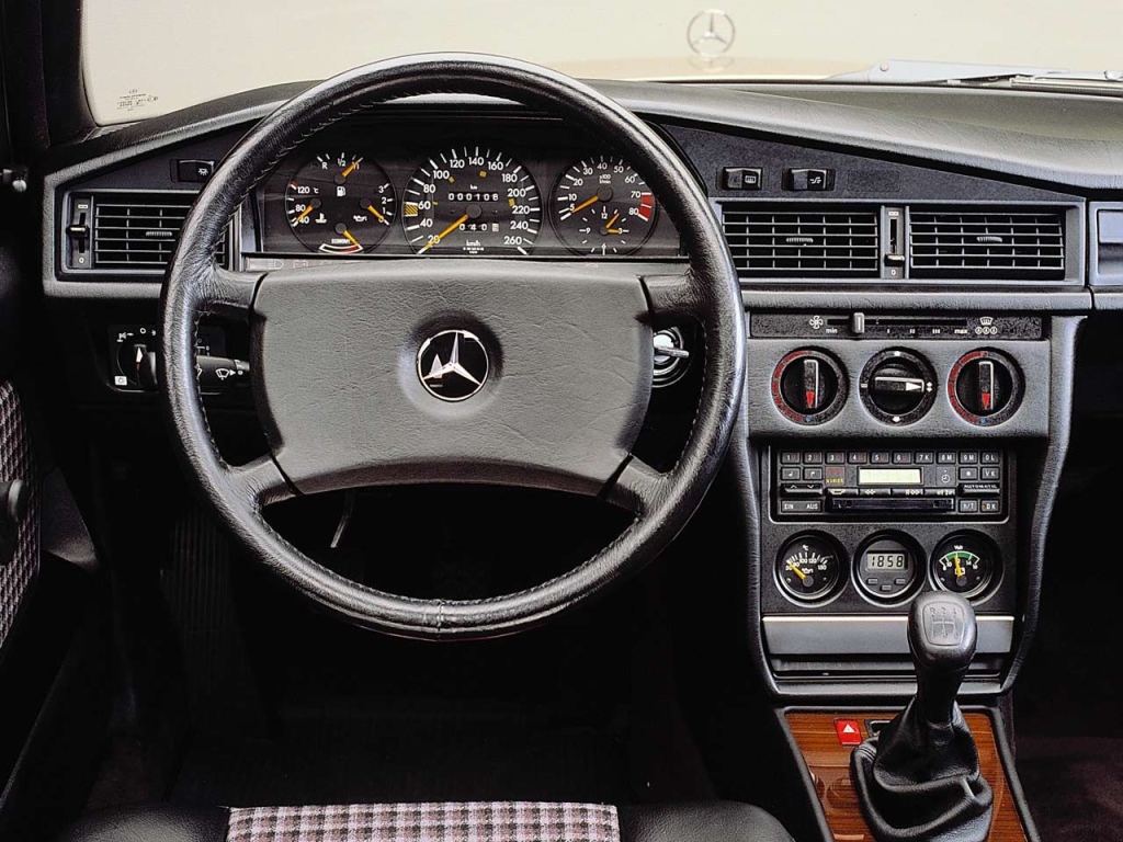 Mercedes 190E 2.3-16 interior_