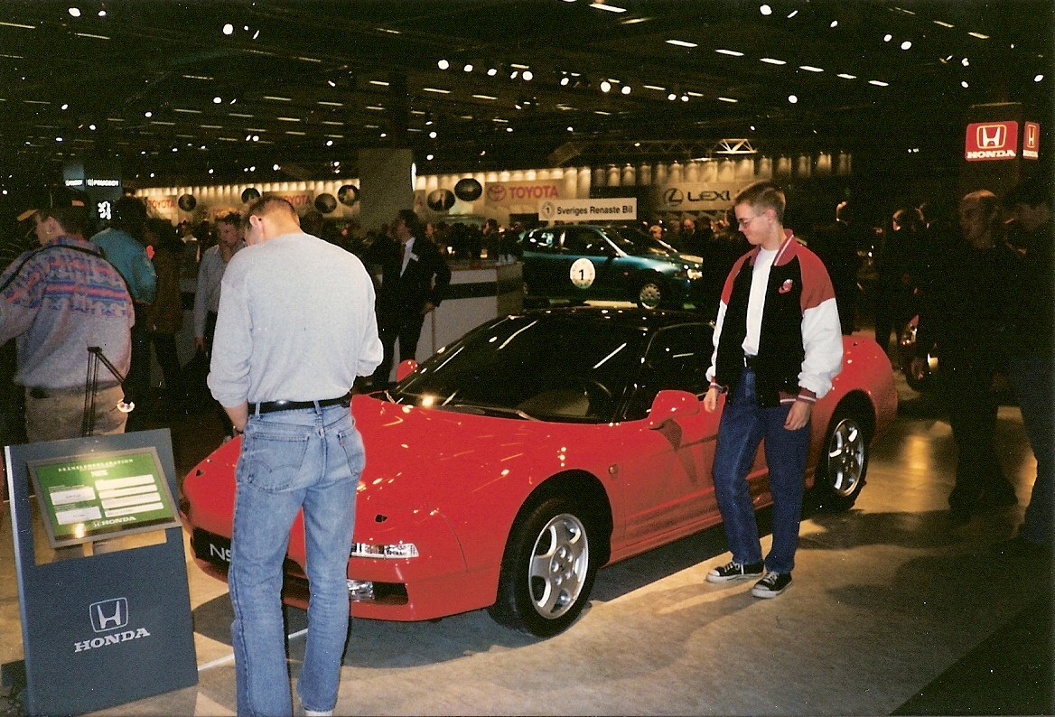En 90-talsdraperad undertecknad 18-åring på Stockholms bilsalong 1994. Lika hänförd av NSX då som nu!