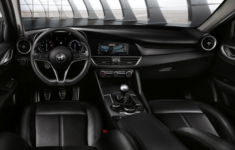 Moderna former, snygg ratt och mätare med tydliga Alfa-vibbar inuti nya Giulia. Infotainmentsystemet med "puck" á la BMW och Audi känns modernt. Härligt kort växelspak och fin-fin känsla i länkaget!