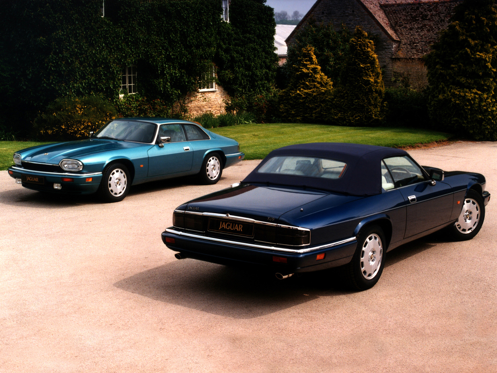 Jaguar XJS i sitt allra sista utförande från 1995-96, här i Coupé- såväl som Convertible-utförande, och utrustade med den sista utvecklingen av Jaguars vackra raka sexa på fyra liter.