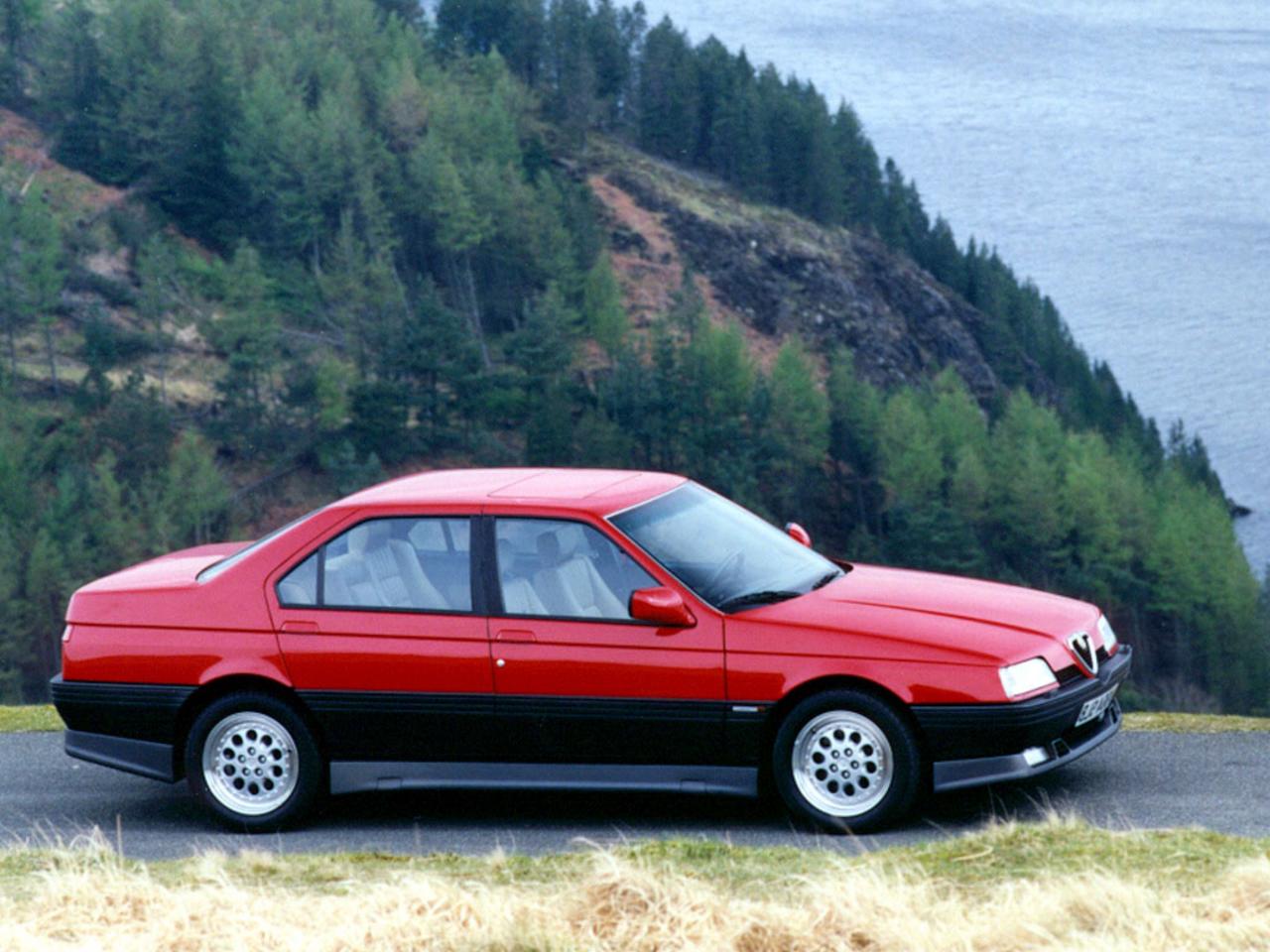 Alfa 164 Q4, den fyrhjulsdrivna och 24-ventilade varianten av toppmodellen Quadrifoglio. Premiär 1993. Iögonfallande kjolpaket och superhäftiga fälgar. Snabb!