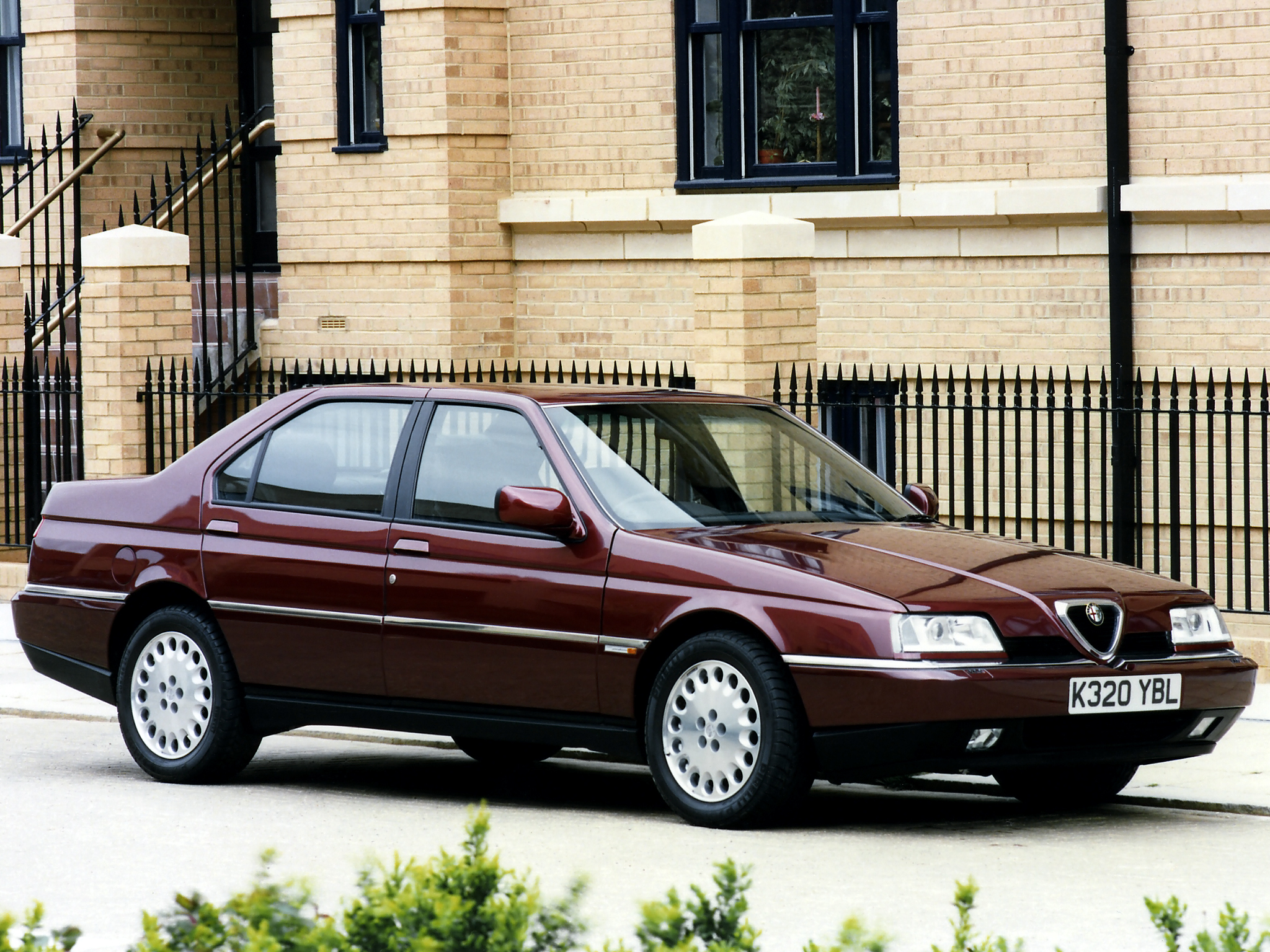 Alfa 164 Super kom 1993 i samband med en uppdatering av modellen och gav ett betydligt lyxigare intryck än tidigare.
