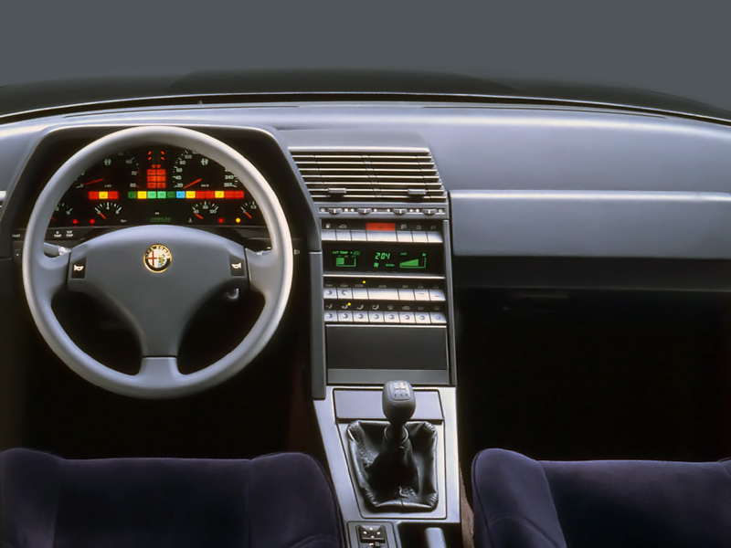 Avantgarde. Högst egensinnig instrumentering i Alfa 164, här den uppdaterade versionen som kom 1993. 