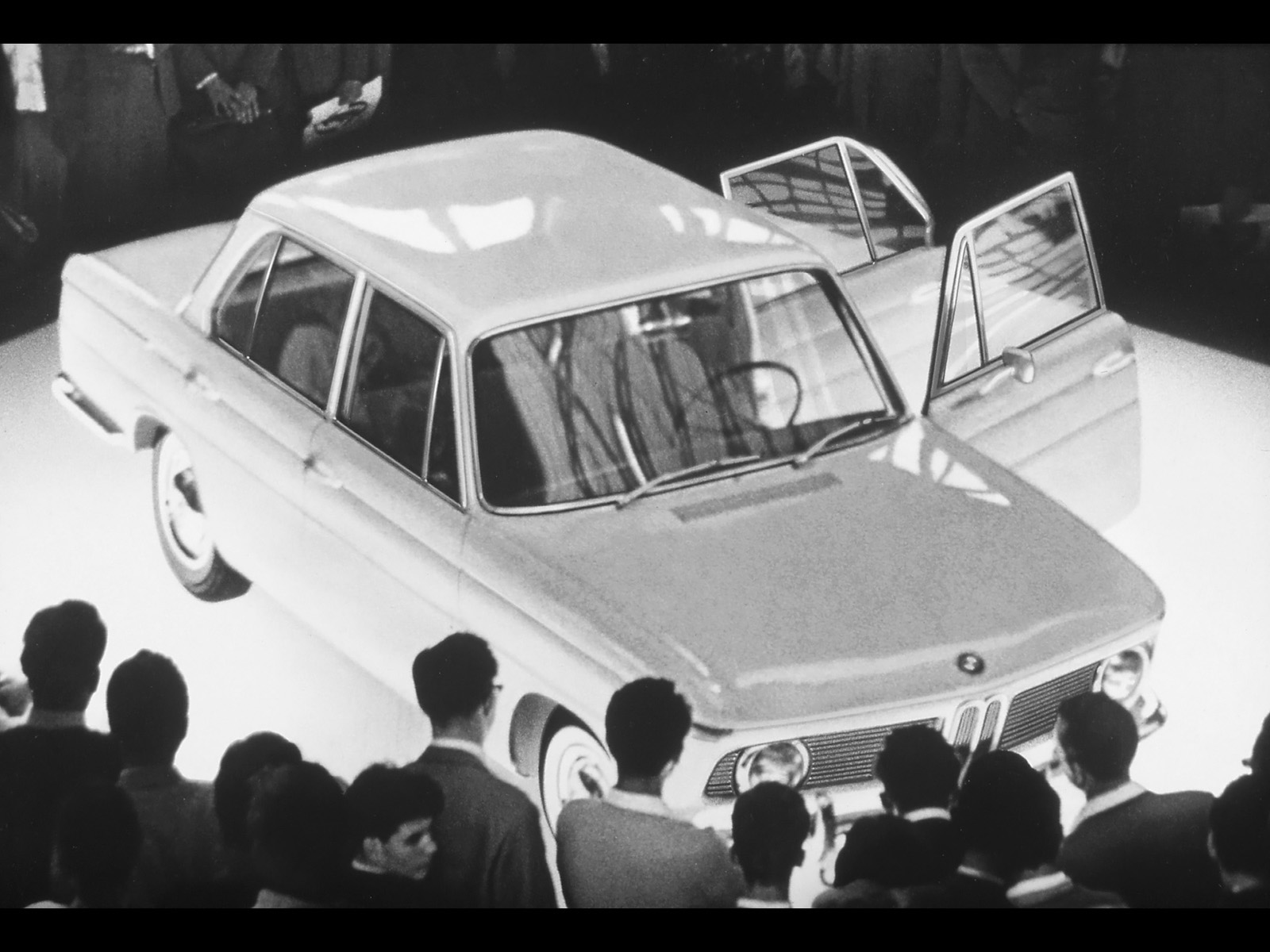 BMW 1500 presenteras på Frankfurts bilsalong hösten 1961. 