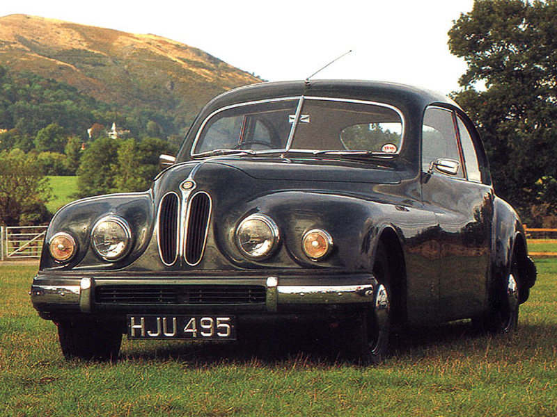 Bristol 401 från 1948 med nytt aerodynamiskt aluminiumskal. Även denna drevs av den raka 2-literssexan från BMW med ursprung från 1936.