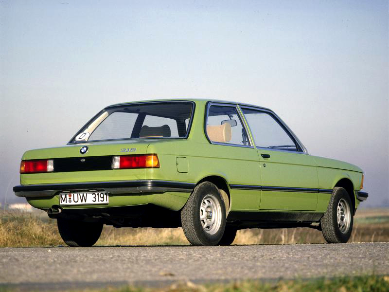 BMW 316, den beskedliga inroparen i 3-serievärlden. Knappast snabb men lika kultiverad och välbyggd som sina motorstarkare bröder. Skåda den härliga 70-talsfärgen!