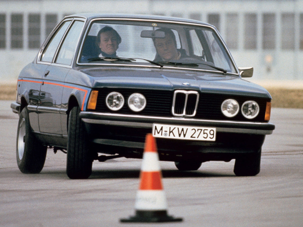 Fyra runda lyktor fram på BMW 320 och 323, medan de billigare varianterna erbjöd endast två. 