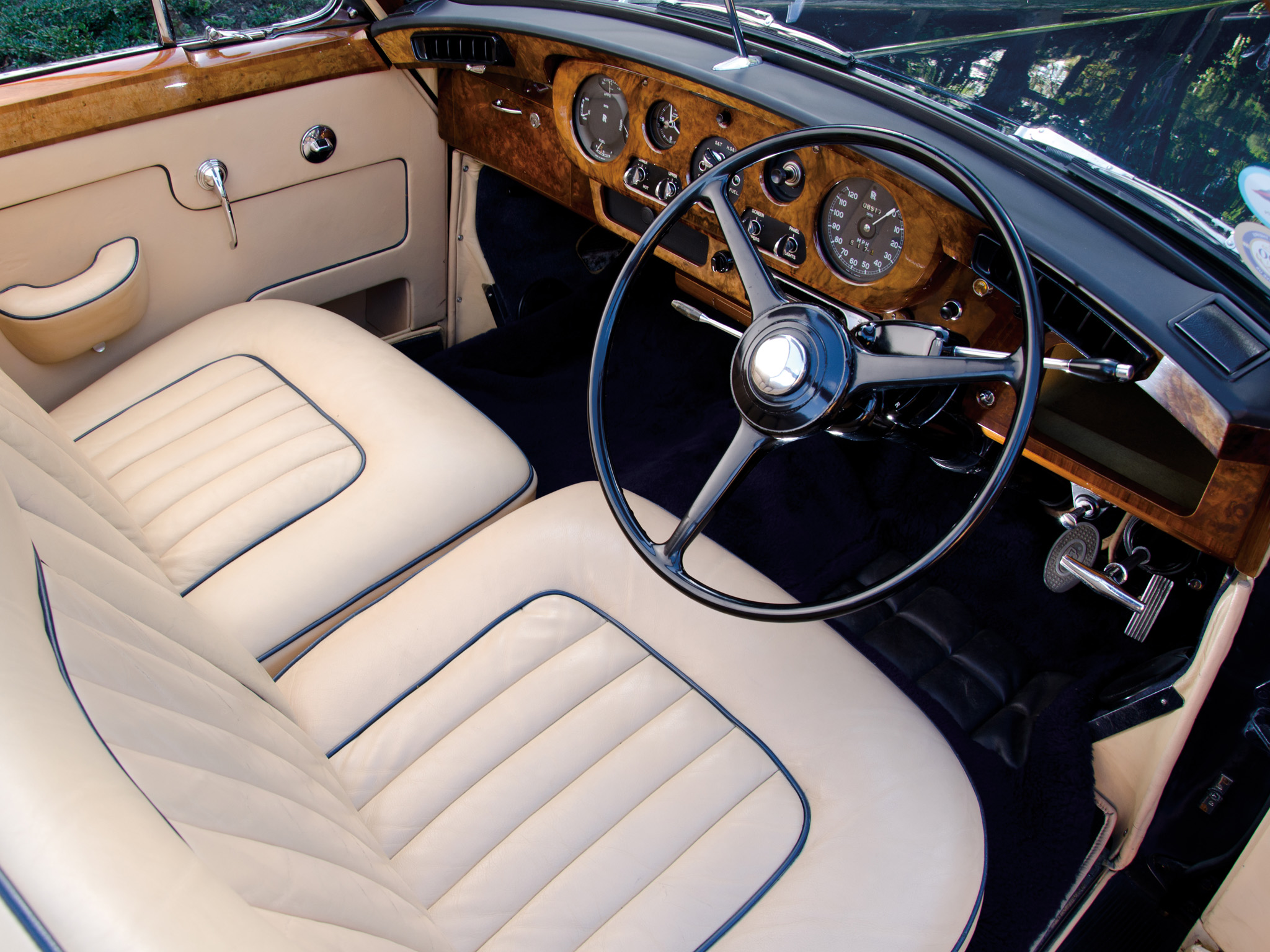 En av de stora behållningarna med Rolls Royce och Bentley är de traditionella, påkostade och överdådiga interiörerna. Här en tidig Silver Cloud från mitten av 50-talet. De förnyades kontinuerligt under åren men behöll samma stil under decennier.