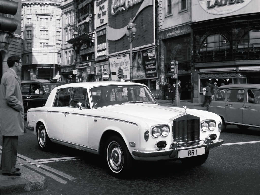 Rolls Royce Silver Shadow visades 1965, en revolution med Rolls-mått mätt. Men samma stora, traditionella V8 som tidigare. 
