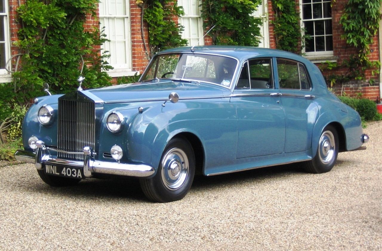 Rolls Royce Silver Cloud från 1955. Rak sexa på 4.9 liter med omodern "halvtopp". Dock underbar gångkultur!